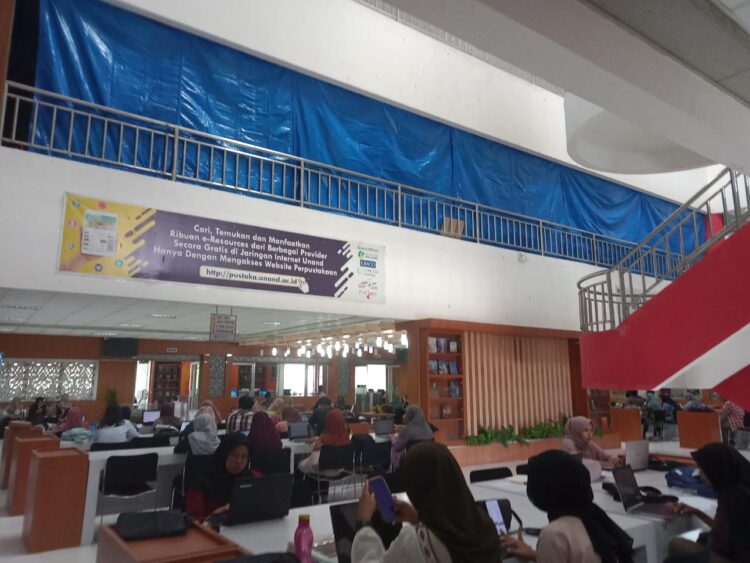 Suasana Perpustakaan Unand Lantai 1 yang Ramai oleh Pengunjung, Dikarenakan Ruang Belajar Lantai 2 yang Sedang Dalam Proses Pembangunan, pada Kamis (16/2/2023).
(Genta Andalas/ Atika Liutami Sadri)