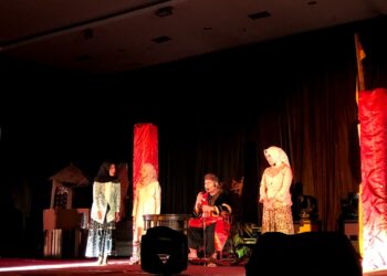 Salah satu adegan pemeran Datuak pada pertunjukkan teater musikal Tenggelamnya Kapal van Der Wijck oleh Rumah Seni BEM KM FK Unand di Hotel Kyriad Bumiminang, Sabtu (18/2/2023). (Genta Andalas/ Muhammad Rivaldo).