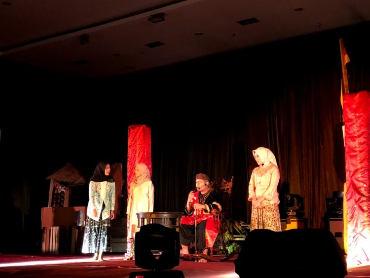 Salah satu adegan pemeran Datuak pada pertunjukkan teater musikal Tenggelamnya Kapal van Der Wijck oleh Rumah Seni BEM KM FK Unand di Hotel Kyriad Bumiminang, Sabtu (18/2/2023). (Genta Andalas/ Muhammad Rivaldo).