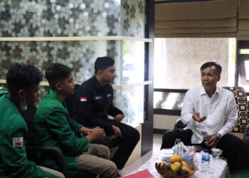 Diskusi antara perwakilan mahasiswa dengan petinggi Unand terkait tuntutan yang diajukan di ruangan Wakil Rektor I Gedung Rektorat Unand, Jumat (10/2/2023). (Genta Andalas/Lusi Agustia)