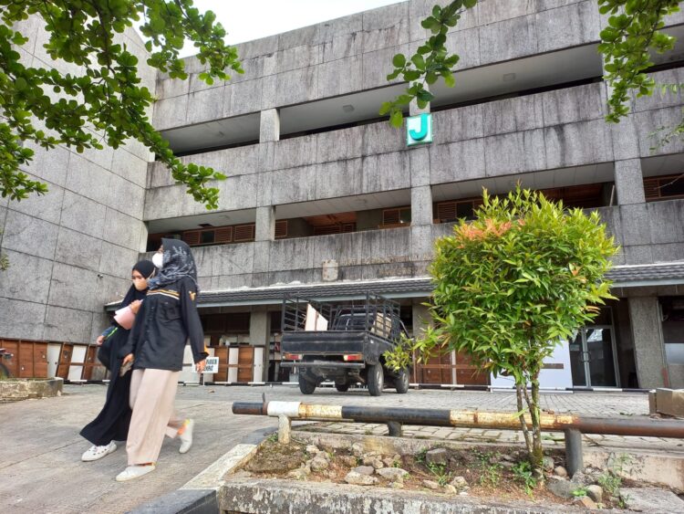 Gedung kuliah bersama J masih dalam proses renovasi dan dijadwalkan mulai digunakan pekan depan. (Genta Andalas/Haura Hamidah)