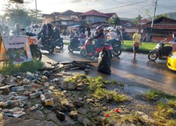 Sampah dan hujan  deras jadi penyebab banjir di Simpang Pasir yang ganggu pedagang takjil dan sebabkan macet, pada Senin (27/3/2023). (Genta Andalas/Putri Salsabila Eryadi)