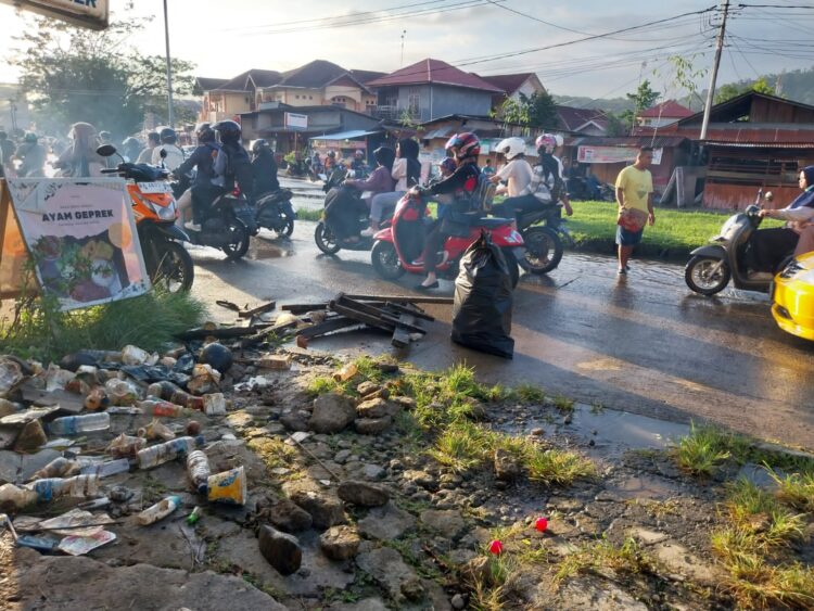 Sampah dan hujan  deras jadi penyebab banjir di Simpang Pasir yang ganggu pedagang takjil dan sebabkan macet, pada Senin (27/3/2023). (Genta Andalas/Putri Salsabila Eryadi)