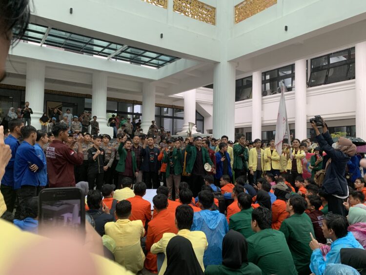 Penyampaian orasi oleh salah satu massa aksi Aliansi BEM SB di depan Gedung DPRD Sumatra Barat, Kamis (30/3/2023) (Genta Andalas/Haida Rahmi)