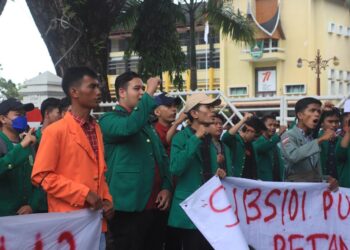 BEM SB gelar aksi evaluasi tuntut dua tahun kepemimpinan Mahyeldi-Audy di depan kantor Gubernur Sumbar, Rabu (1/03/2023). (Genta Andalas/Nabila Annisa)
