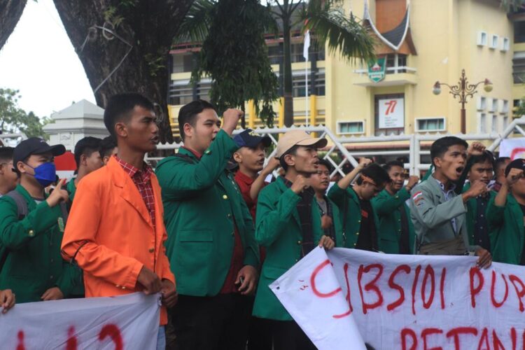 BEM SB gelar aksi evaluasi tuntut dua tahun kepemimpinan Mahyeldi-Audy di depan kantor Gubernur Sumbar, Rabu (1/03/2023). (Genta Andalas/Nabila Annisa)