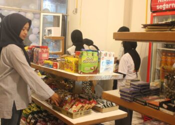 Seorang pengunjung sedang memilih makanan di Kopma Cafe Center (KCC), Selasa (7/3/2023).