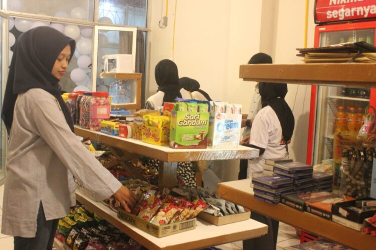 Seorang pengunjung sedang memilih makanan di Kopma Cafe Center (KCC), Selasa (7/3/2023).