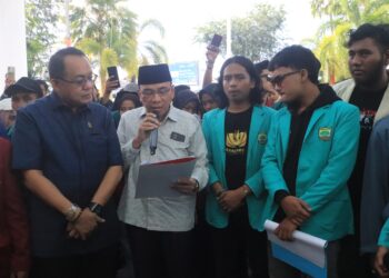 Wakil Ketua Komisi I DPRD Sumbar, Maigus Nasir saat melakukan dukungan terhadap tuntutan massa aksi secara lisan di Gedung DPRD Sumbar pada Kamis (6/4/2023). (Genta Andalas/Asa Alvino Wendra)