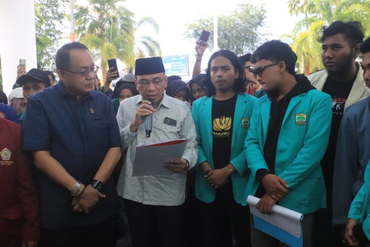 Wakil Ketua Komisi I DPRD Sumbar, Maigus Nasir saat melakukan dukungan terhadap tuntutan massa aksi secara lisan di Gedung DPRD Sumbar pada Kamis (6/4/2023). (Genta Andalas/Asa Alvino Wendra)