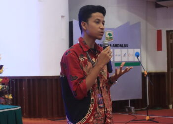 MWA UM Terpilih, Aiken Jethro saat menyampaikan sepatah dua patah kata setelah usai musyawarah pemilihan mahasiswa,  di  Convention Hall Unand, Selasa (4/4/2023).