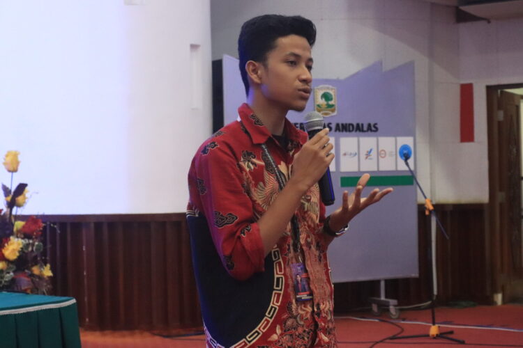 MWA UM Terpilih, Aiken Jethro saat menyampaikan sepatah dua patah kata setelah usai musyawarah pemilihan mahasiswa,  di  Convention Hall Unand, Selasa (4/4/2023).