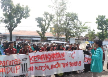 Salah satu massa aksi melakukan orasi di depan Gedung DPRD Sumbar pada Kamis (6/4/2023). (Genta Andalas/Fatiza Khaira)