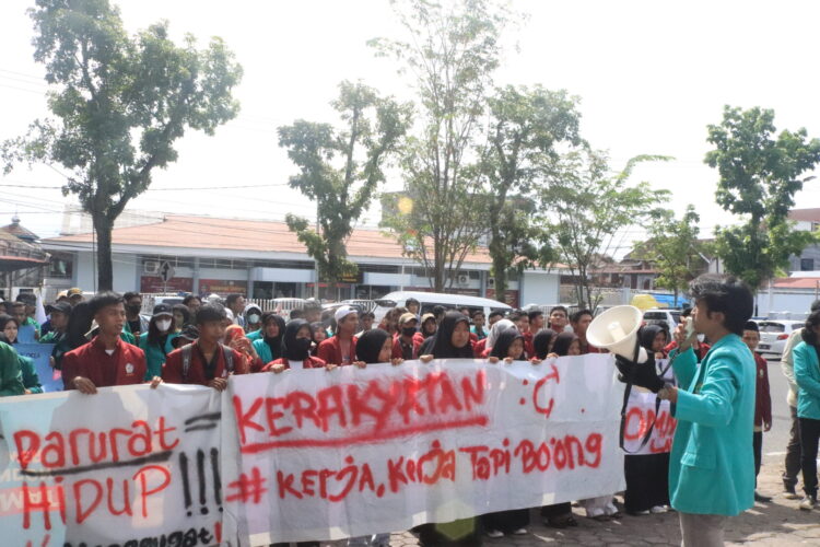 Salah satu massa aksi melakukan orasi di depan Gedung DPRD Sumbar pada Kamis (6/4/2023). (Genta Andalas/Fatiza Khaira)
