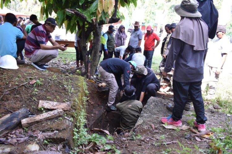 Kegiatan revitalisasi objek Lubang Jepang oleh Mapastra FIB dan lembaga setempat di komplek perkantoran SKB SPNF WIL 2, Kel. Padang Besi, Kec. Lubuk Kilangan, Kota Padang, Sumatera Barat, Minggu (26/2/2023) (Dok. Pribadi/Genta Andalas)