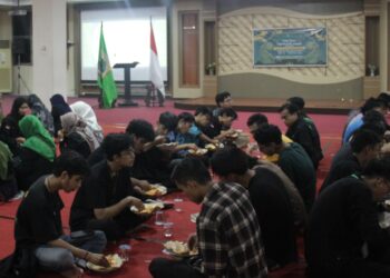 Makan bersama UKPM Genta Andalas dengan tamu undangan di Ruang Seminar PKM Universitas Andalas pada Jum'at (14/4/2023).
(Genta Andalas/ Defi Rosa Ramadhani)