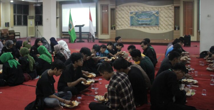 Makan bersama UKPM Genta Andalas dengan tamu undangan di Ruang Seminar PKM Universitas Andalas pada Jum'at (14/4/2023).
(Genta Andalas/ Defi Rosa Ramadhani)