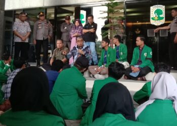 Kehadiran Rektor UNAND, Yuliandri menemui mahasiswa peserta aksi di depan gedung Rektorat UNAND pada Rabu (31/5/2023) (Genta Andalas/Zahra Nurul Aulia)