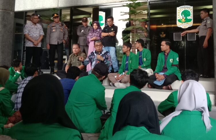 Kehadiran Rektor UNAND, Yuliandri menemui mahasiswa peserta aksi di depan gedung Rektorat UNAND pada Rabu (31/5/2023) (Genta Andalas/Zahra Nurul Aulia)