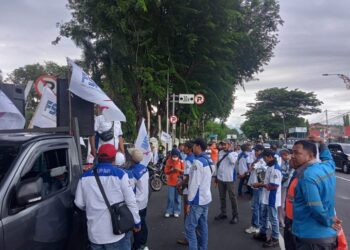 Seruan aksi damai dalam rangka May Day oleh partai buruh Indonesia pada Senin (1/5/2023) di kantor Gubernur Sumbar (Genta Andalas/Atika Liutami Sadri)