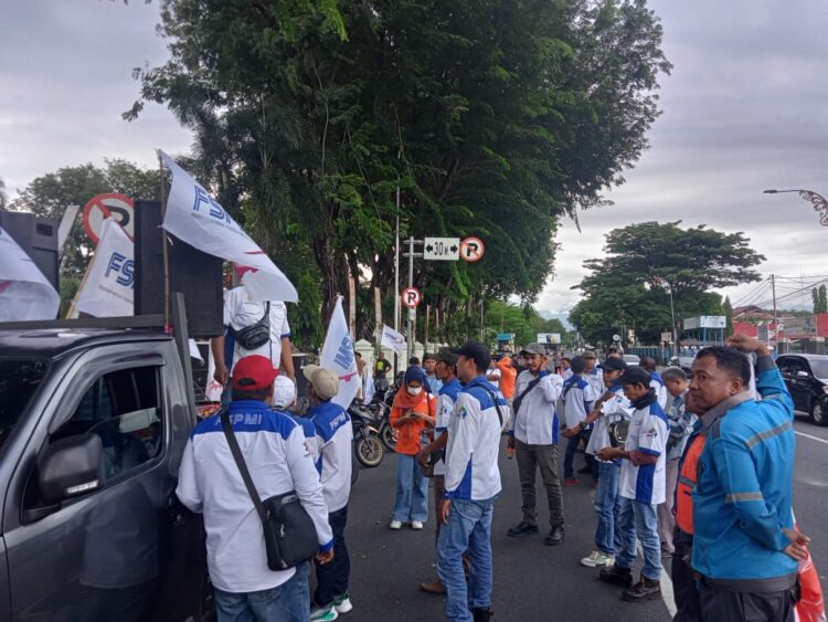 Seruan aksi damai dalam rangka May Day oleh partai buruh Indonesia pada Senin (1/5/2023) di kantor Gubernur Sumbar (Genta Andalas/Atika Liutami Sadri)
