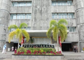 Mahasiswa tampak mengunjungi perpustakaan unand, Jumat(12/5/2023).(Genta Andalas/ Zahra Nurul Aulia)