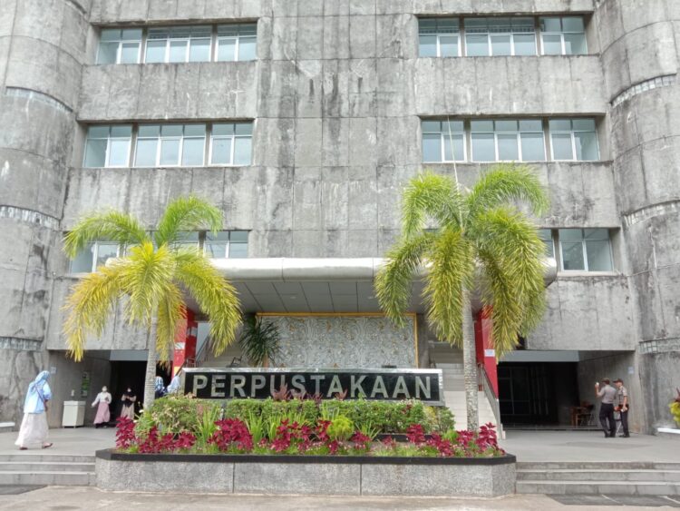 Mahasiswa tampak mengunjungi perpustakaan unand, Jumat(12/5/2023).(Genta Andalas/ Zahra Nurul Aulia)