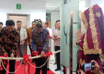 Pelaksanaan sesi gunting pita yang dilakukan Wakil Rektor IV Hefrizal Hendra dan Direktur Jaringan, Operasi dan Penjualan PT Pegadaian Eka Pebriansyah sebagai tanda peresmian The Gade Creative Lounge di Perpustakaan Unand lantai 2, Rabu (24/05/2023). (Genta Andalas/Lara Elisa Putri)