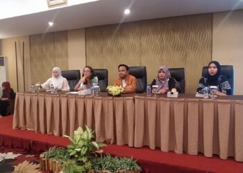 Pemaparan materi oleh narasumber dalam Diskusi Publik bertajuk Urgensi Penataan Kampanye Politik di Media Sosial di Hotel Pangeran City, Kota Padang pada Jumat (26/5/2023). (Dokumen Pribadi)
