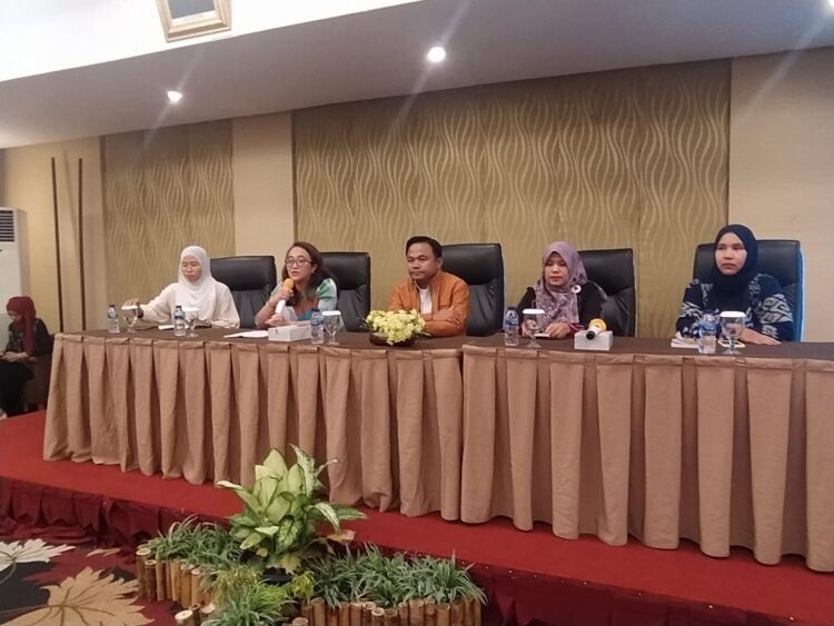 Pemaparan materi oleh narasumber dalam Diskusi Publik bertajuk Urgensi Penataan Kampanye Politik di Media Sosial di Hotel Pangeran City, Kota Padang pada Jumat (26/5/2023). (Dokumen Pribadi)