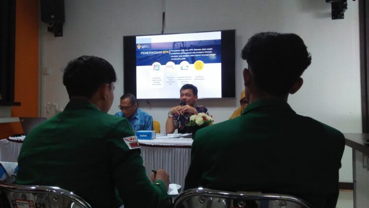 Kepala Sub Auditorat Sumbar I, Nofemris, saat menyampaikan tanggapannya mengenai kasus penyelewengan dana kemahasiswaan UNAND di Gedung BPK Sumbar, Selasa (30/5/2023) (Genta Andalas/Resti Rasyid)