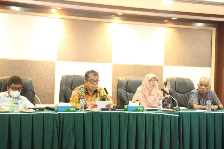 Ketua SPI, One saat memberikan penjelasan pada pertemuan rektor dengan mahasiswa dan ormawa di Gedung Rektorat, Selasa (16/5/2023) (Genta Andalas/Lusi Agustia)