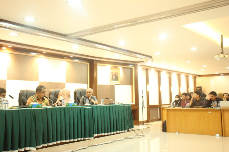 Rektor UNAND, Yuliandri bersama jajarannya saat menghadiri acara Hearing Rektor UNAND, di Gedung Rektorat UNAND, pada Selasa (16/5/2023). (Genta Andalas/ Lusi Agustia)