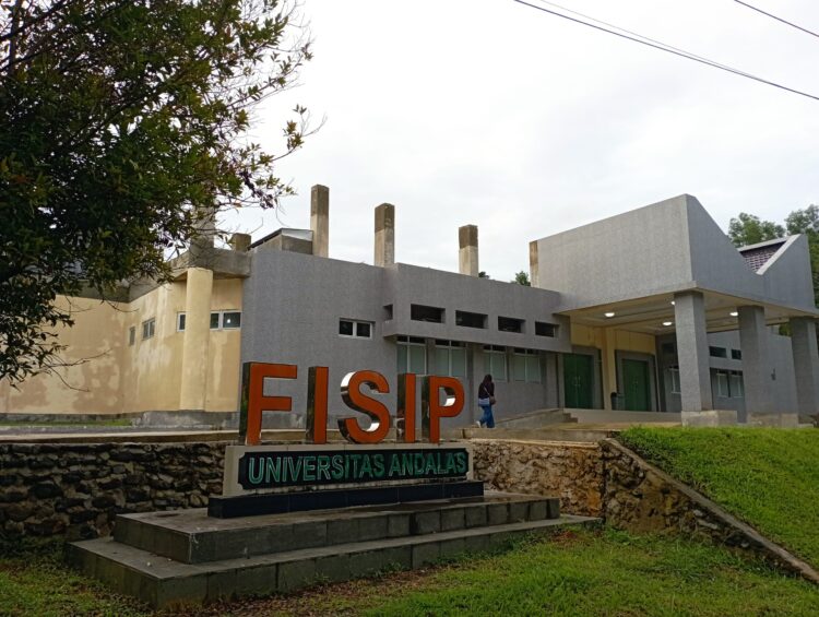 Pembangunan tahap kedua Gedung Convention Hall FISIP Unand yang sempat tertunda akan dilanjutkan pada bulan Juni mendatang, Minggu (7/5/2023). (Genta Andalas/Nabila Annisa)