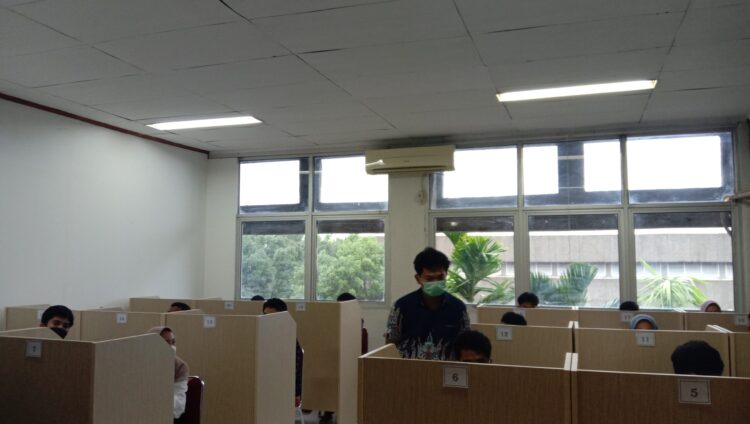 Situasi di salah satu ruangan ujian sebelum pelaksanaan UTBK SNBT di Unand dimulai, Senin (8/5/2023). (Genta Andalas/Fatiza Khaira)
