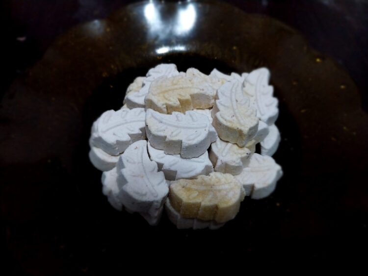 Kue Sagun Bakar yang dibuat dengan cara tradisional, yakni dengan dibakar. ( Genta Andalas / Putri Salsabila Eryadi)