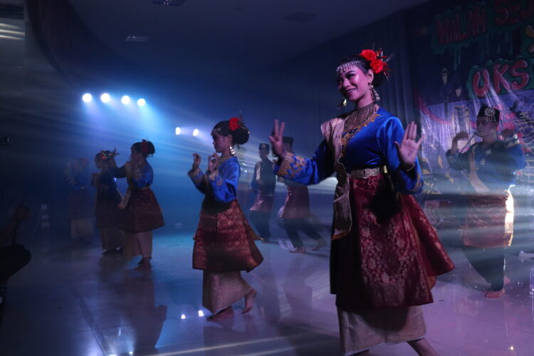 Penampilan Tari Melayu Cha Cha Cha oleh warga Unit Kegiatan Seni pada acara Malam Sejuta Harapan ke XX di Gedung Dinas Kebudayaan Sumatera Barat, pada Sabtu (17/06/2023). (Genta Andalas/ Aisyah Luthfi)