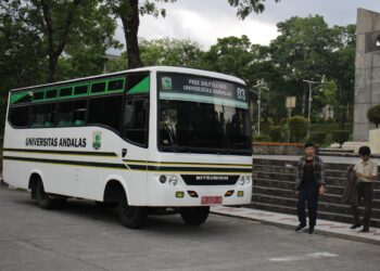 Shuttle Bus Universitas Andalas (UNAND) unit 3 parkir di depan gedung Convention Hall UNAND pada Kamis (8/6/2023)(Genta Andalas/Joy Prima)