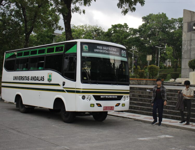 Shuttle Bus Universitas Andalas (UNAND) unit 3 parkir di depan gedung Convention Hall UNAND pada Kamis (8/6/2023)(Genta Andalas/Joy Prima)