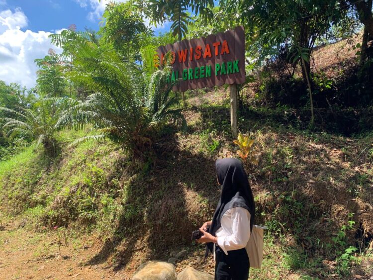 Seorang pengunjung saat hendak memasuki wilayah Ekowisata Sungkai Green Park, Selasa (27/6/2023) (Genta Andalas/Vannisa Fitri)