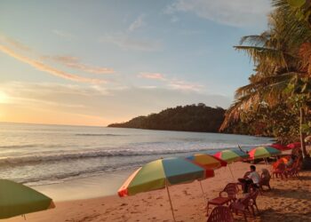 Suasana Pantai Pasir Putih pada sore hari, Selasa (23 Mei 2023) (Genta Andalas/Vannisa Fitri)