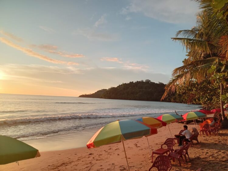 Suasana Pantai Pasir Putih pada sore hari, Selasa (23 Mei 2023) (Genta Andalas/Vannisa Fitri)