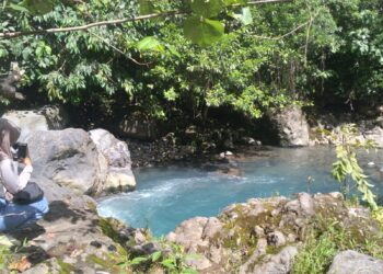 Penampakan keindahan Lubuk Paraku yang di kelilingi oleh bebatuan dan perpohonan, Sabtu (20/5/20230 (Genta Andalas/Lara Elisa Putri)