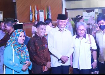 Foto bersama Gubernur Sumatera Barat, Mahyeldi Ansyarullah dan beberapa tamu undangan dalam acara pelepasan KKN UNAND 2023, di Gedung Auditorium UNAND, pada Sabtu (3/6/2023).