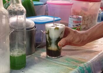 Minuman aia aka yang telah selesai diracik oleh penjual di daerah Pondok II Kota Pariaman, Sabtu (20/6/2023).