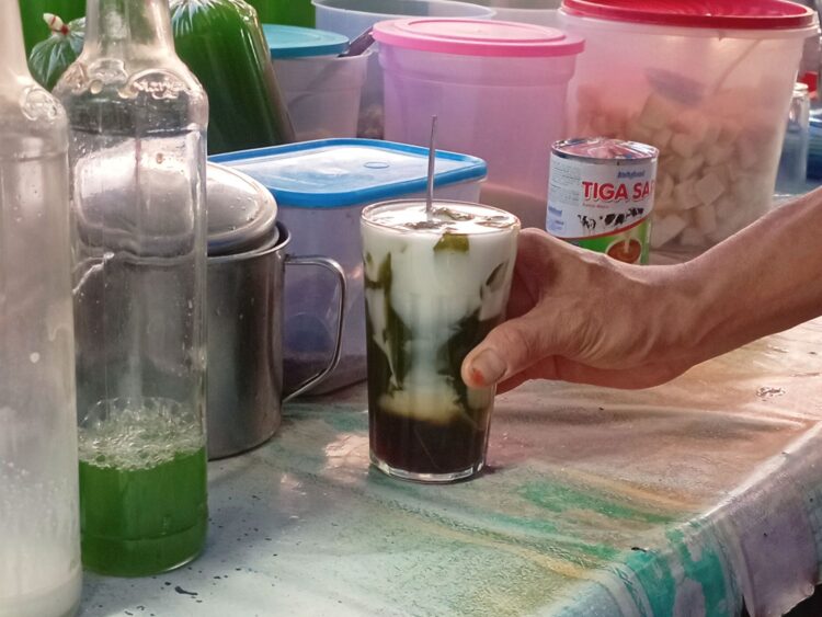Minuman aia aka yang telah selesai diracik oleh penjual di daerah Pondok II Kota Pariaman, Sabtu (20/6/2023).