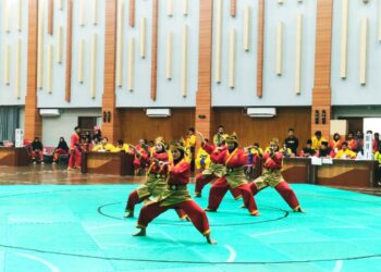 Penampilan regu tapak suci tanpa senjata dari perwakilan Pimda Pabasko di Gedung Serba Guna Fakultas Hukum UNAND pada Senin(19/6/2023). (Genta Andalas/Fadhilatul husni)