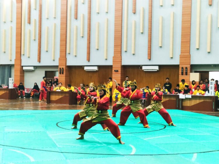 Penampilan regu tapak suci tanpa senjata dari perwakilan Pimda Pabasko di Gedung Serba Guna Fakultas Hukum UNAND pada Senin(19/6/2023). (Genta Andalas/Fadhilatul husni)