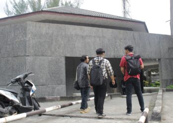 Tampak mahasiswa  sedang berada di sekitar gedung kuliah UNAND pada Rabu (  ) ( Genta Andalas / Joy Prima)