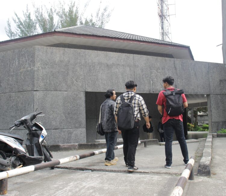 Tampak mahasiswa  sedang berada di sekitar gedung kuliah UNAND pada Rabu (  ) ( Genta Andalas / Joy Prima)
